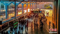 河南洛阳：邂逅霞光里的高铁站台